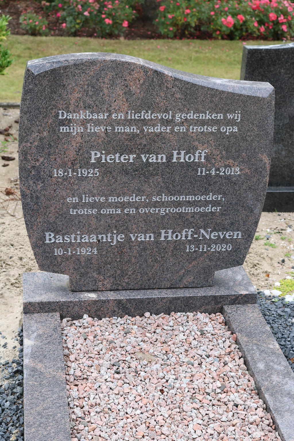 n1353_hoff_pieter_g1925_o2013_neven_grafsteen.jpg
