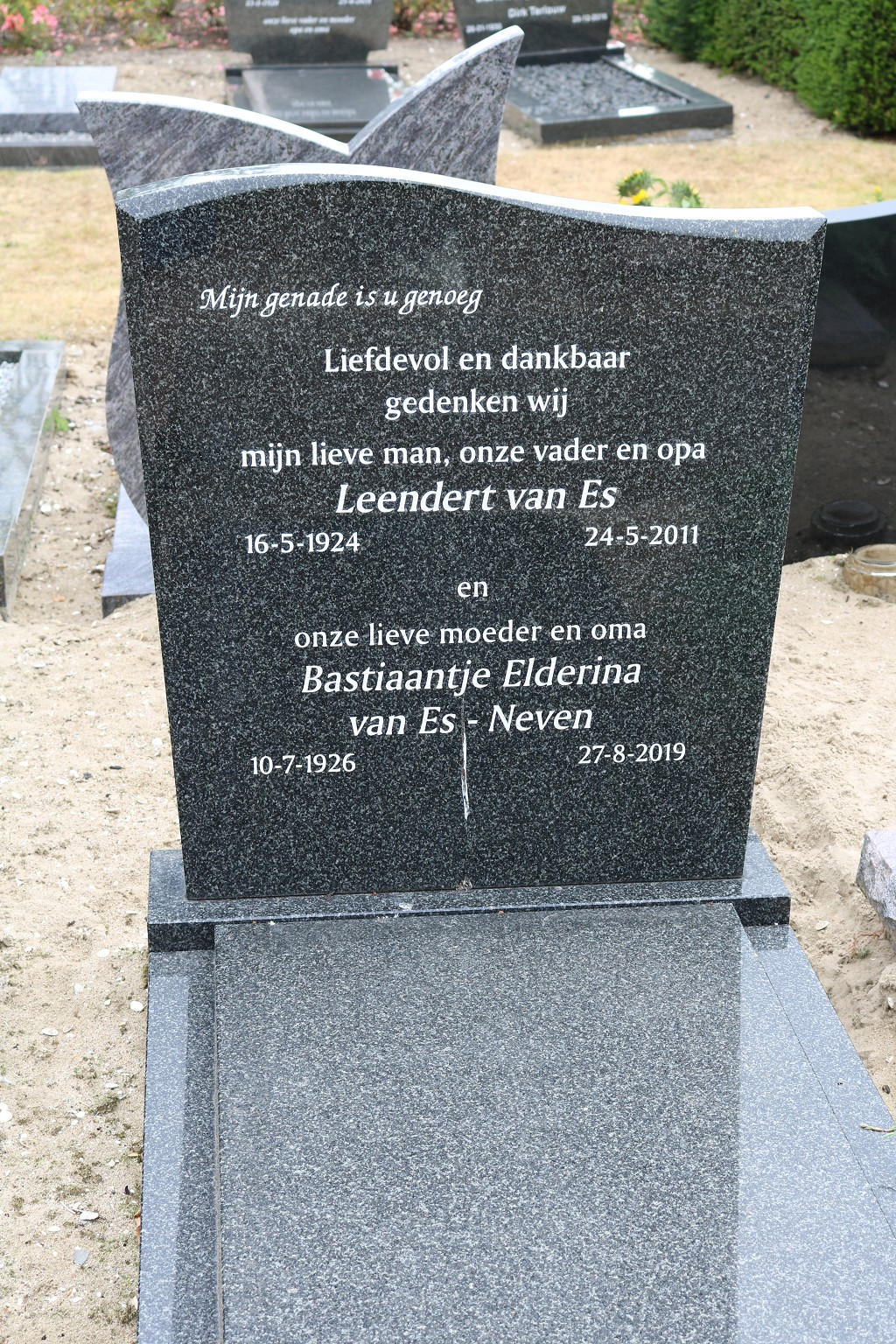 n1354_es_leendert_g1924_o2011_neven_grafsteen.jpg